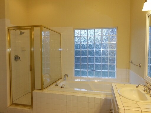Building Photo - 3120 NE Colonial Dr