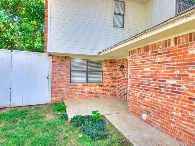 Building Photo - Beautiful West Norman 3 Bed 2 Bath!