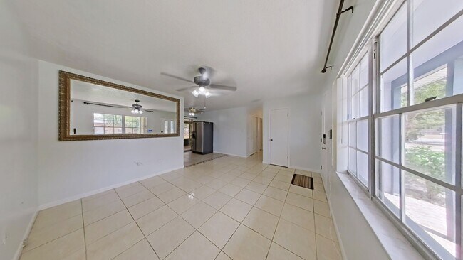 Foto del edificio - Charming 3-Bedroom Home with Sunroom and S...