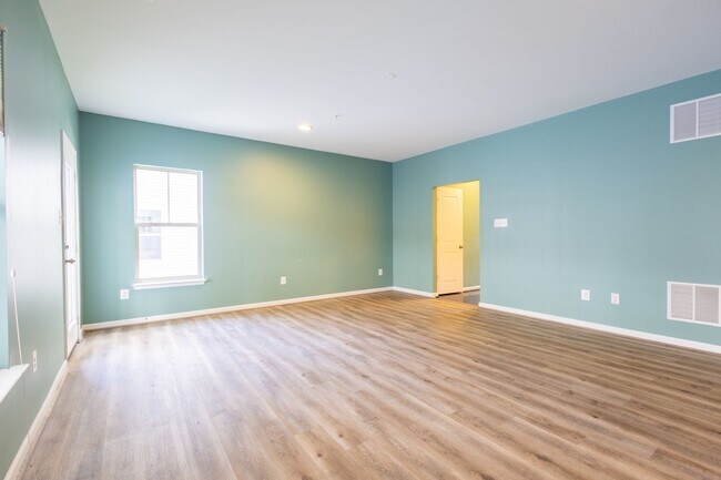 Building Photo - Lovely 3 BR/2.5 BA EOG Townhome in Glen Bu...