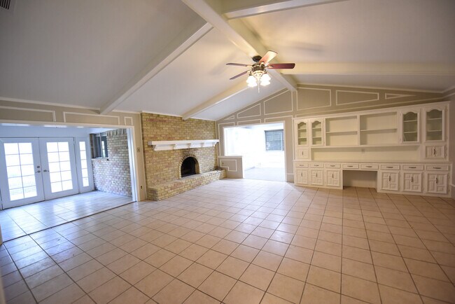 Building Photo - Remodeled Unit ready for rent!