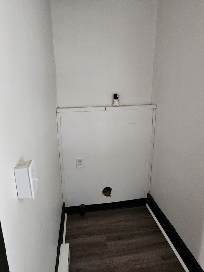 Building Photo - 2 Bedroom 1 bath duplex