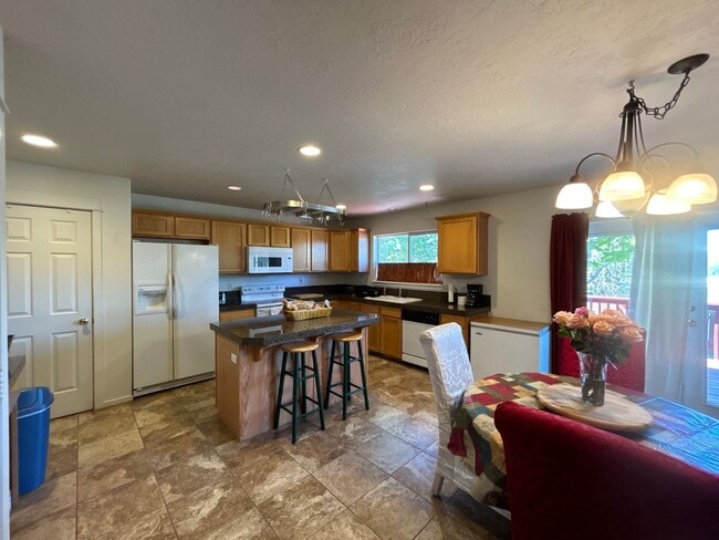 Building Photo - 5 Bedroom / 2.5 Bathroom Home in NE Madras
