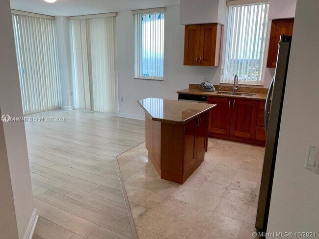 Foto del edificio - 1755 E Hallandale Beach Blvd