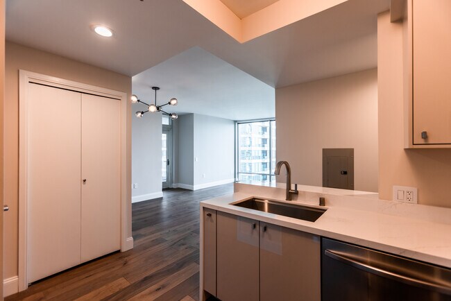 Building Photo - 425 1st St