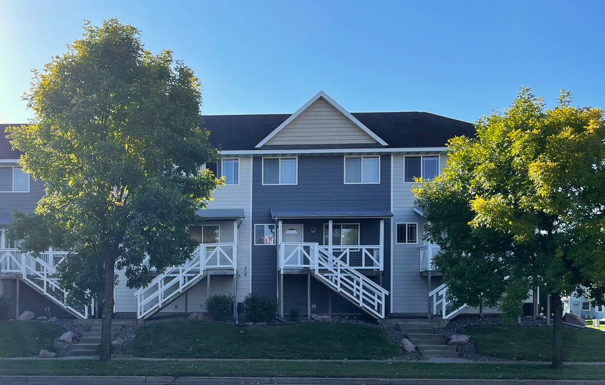 1043 W MacArthur Ave, Eau Claire, WI 54701 Townhouse for Rent in Eau