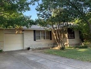 Building Photo - 2615 Southwood Dr