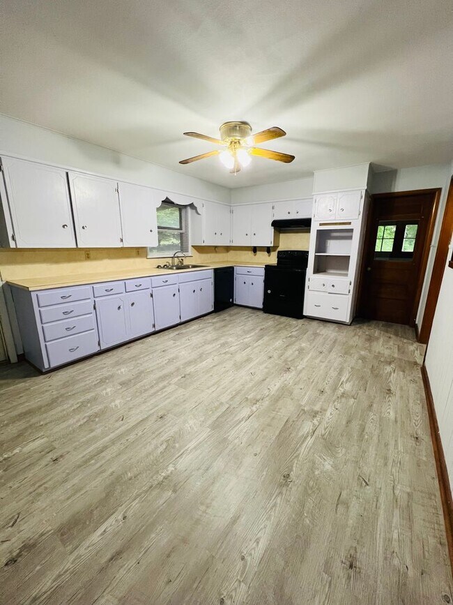 Building Photo - Country Home in Woodward!