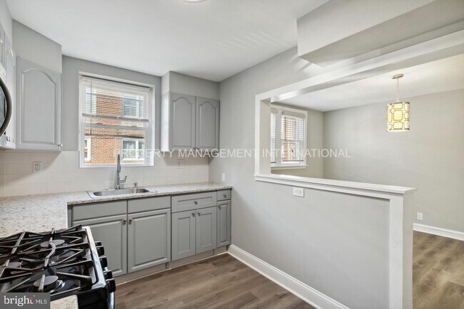 Building Photo - 4328 Chippendale St