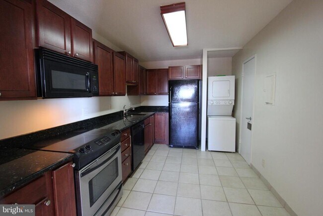 Building Photo - 8370 Greensboro Dr