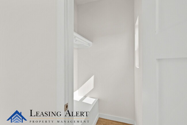 Building Photo - 1165 N Kingsley Dr