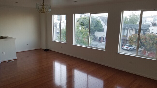 Building Photo - 221 Lakeview Ave