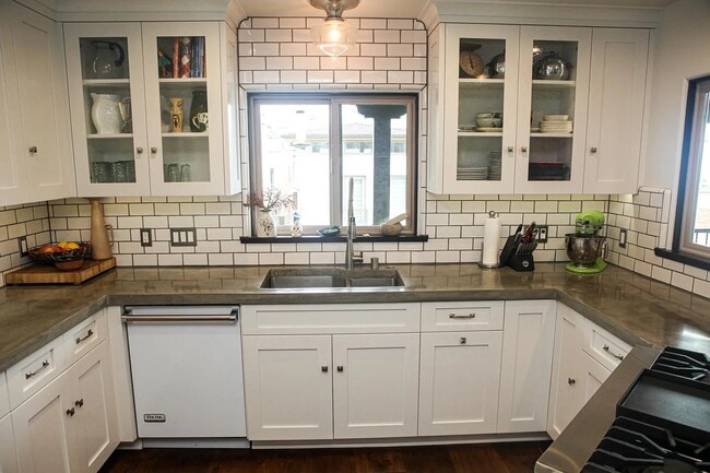 Building Photo - 221 24th St