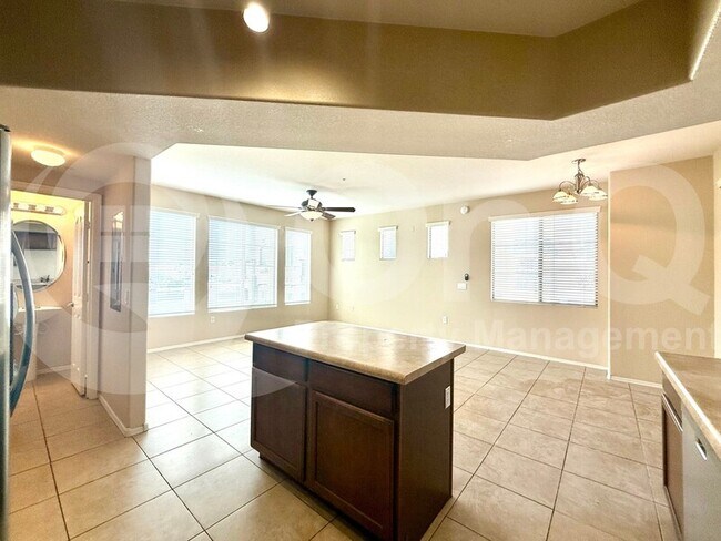Foto del edificio - 240 W Juniper Ave
