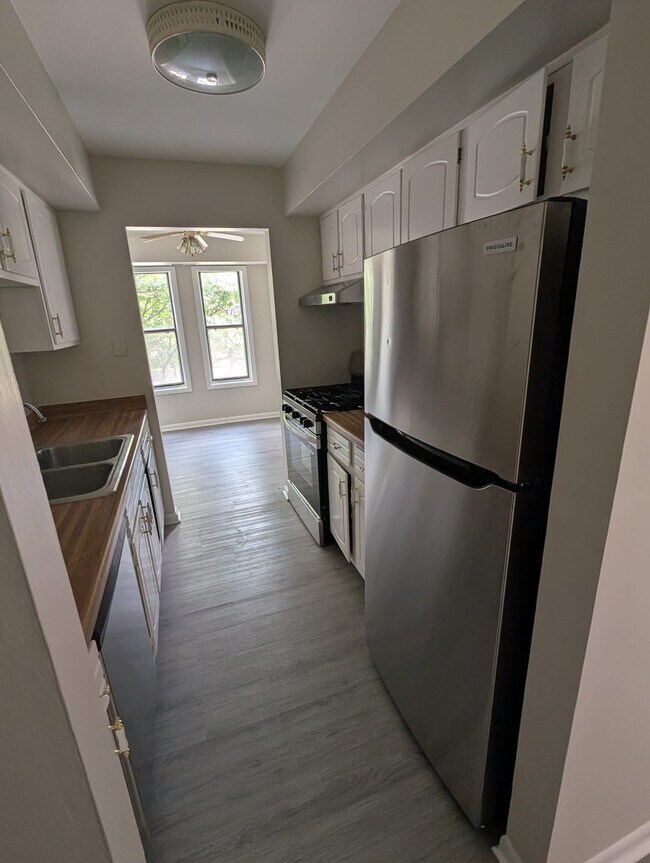 Kitchen - 2214 Country Club Dr