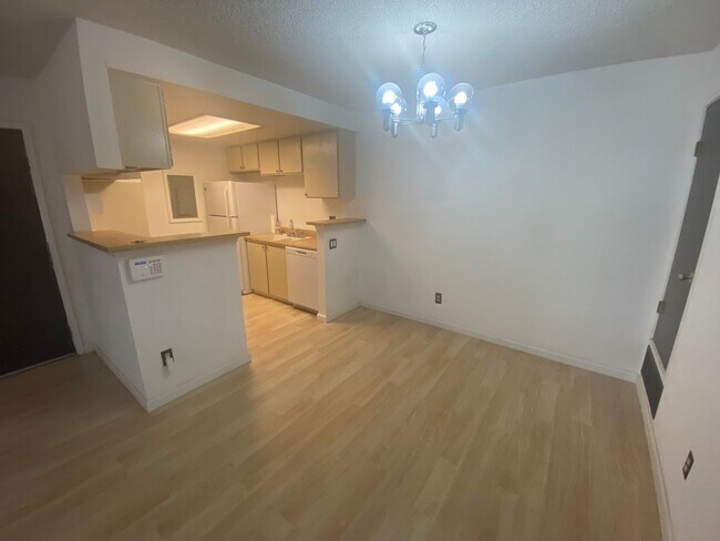 Foto del edificio - Beautiful 1 Bedroom Condo Across from Buck...