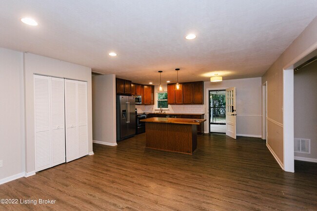 Foto del edificio - 2421 Woodmont Dr