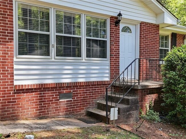 Building Photo - 1111 N Valley Dr
