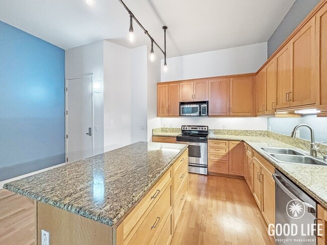 Building Photo - Charming 1BA Studio in Bankers Hill Including a W/D, Private Balcony, & Reserved Parking Space!