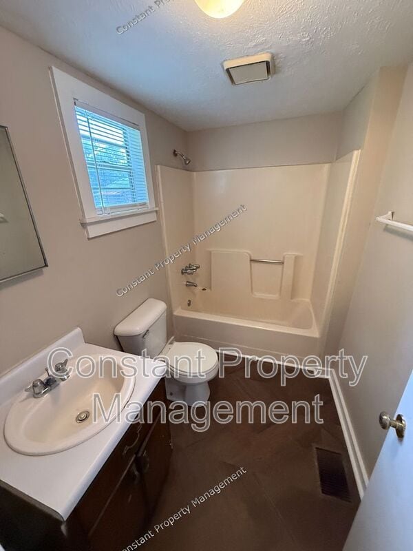 Foto del edificio - 825 E Broadway St
