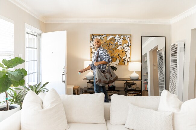 Foto del edificio - 1119 N Sweetzer Ave