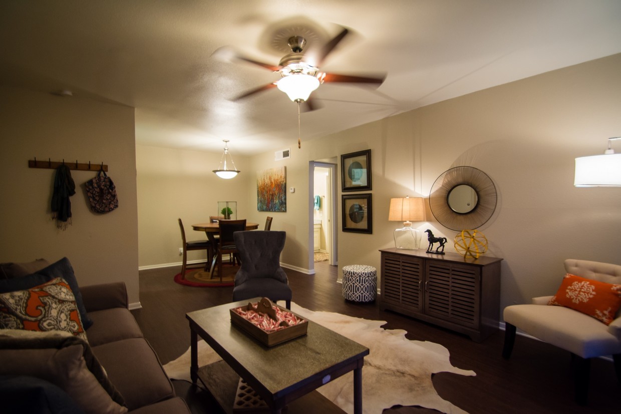 Foto del edificio - 1911 Willow Creek Dr