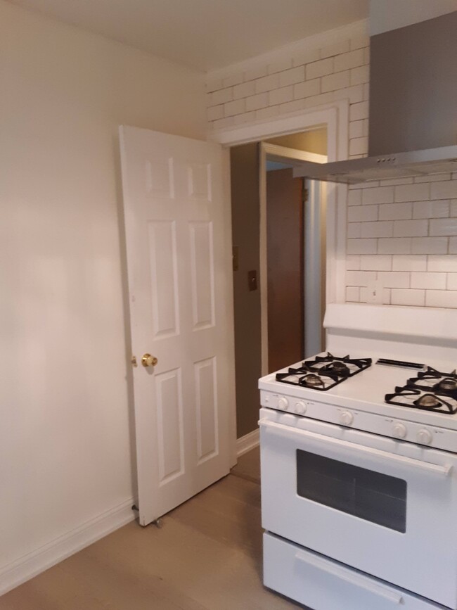 Building Photo - Spacious First Floor 1 Bed Available NOW i...