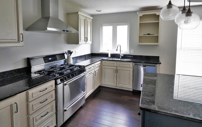 Granite countertops, 6 burner stove - 7211 Ivy Way