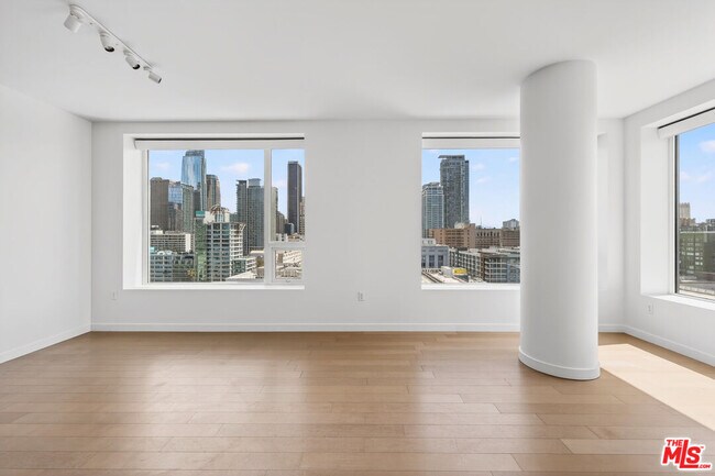 Foto del edificio - 1050 S Grand Ave