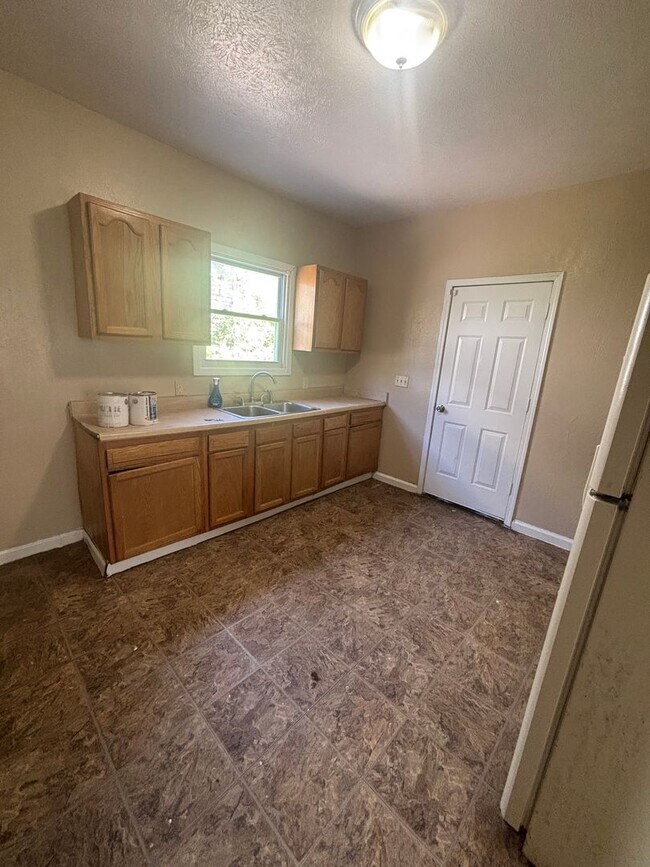 Building Photo - 4bd Single Cash Pay/Section 8