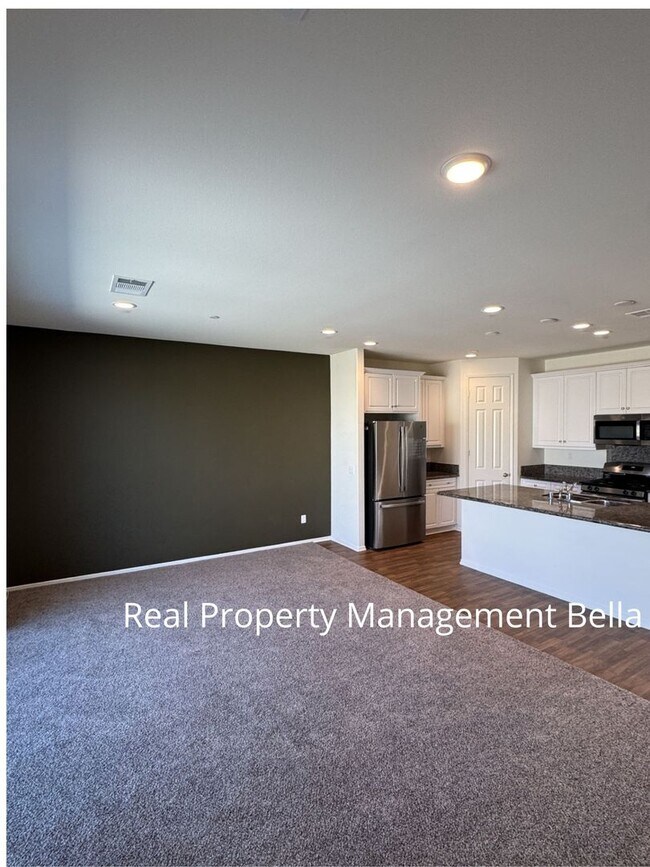 Foto del edificio - Beautiful Corner-Lot Home with Open Floor ...