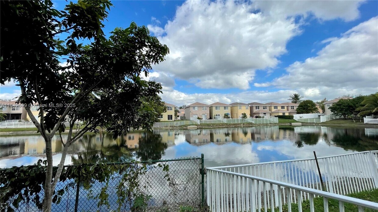 Foto principal - 9259 NW 54th St