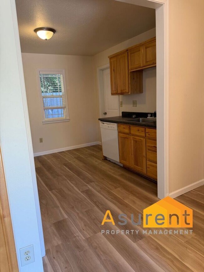 Foto del edificio - Refreshed 2-bedroom, 1-bath Duplex Unit in Grants Pass Available Now!