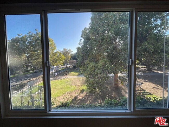 Foto del edificio - 7327 Willoughby Ave