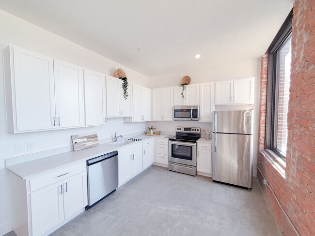 Foto del edificio - Dahlman Flats - 1 BR, Tall Ceilings, Exposed Brick!