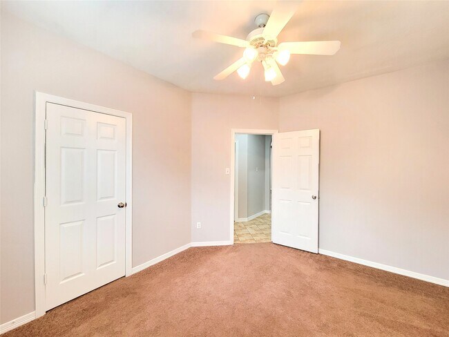 Foto del edificio - 17207 Mossbriar Ln