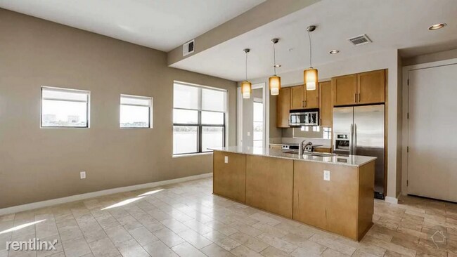 Building Photo - Studio, 1 bath Flat - 2501 W 7th St