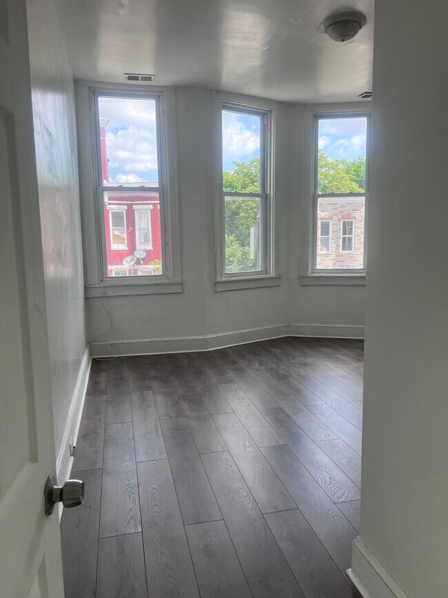 Foto del edificio - Spacious 4-Bedroom + Bonus Room, 1.5-Bath ...