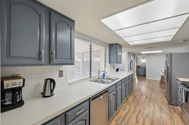 Foto del edificio - 3454 Livingston Ln