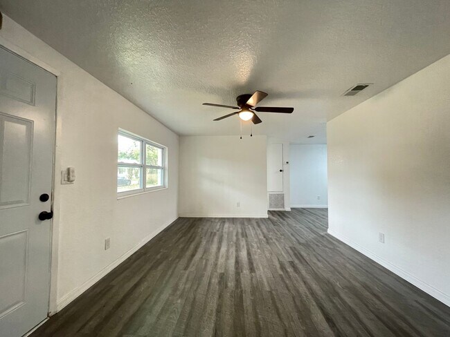 Foto del edificio - Newly Renovated 2/1 Duplex in Lake Helen FL!