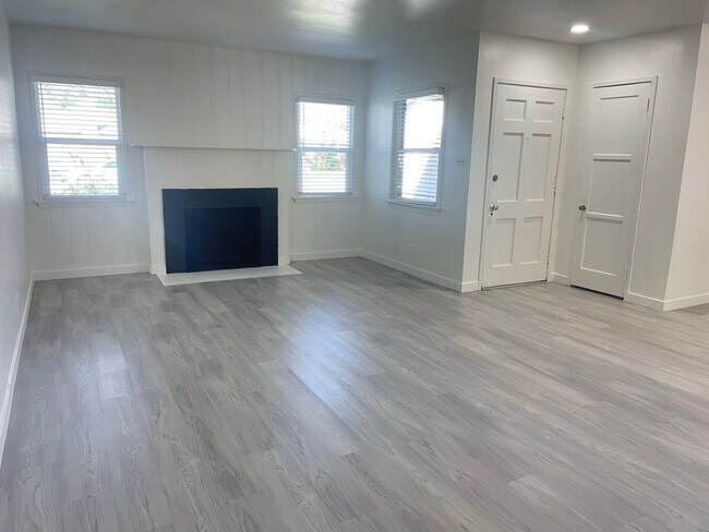 Foto del edificio - Location, Location, Location! Adorable Riverside Home Ready for Immediate Move In