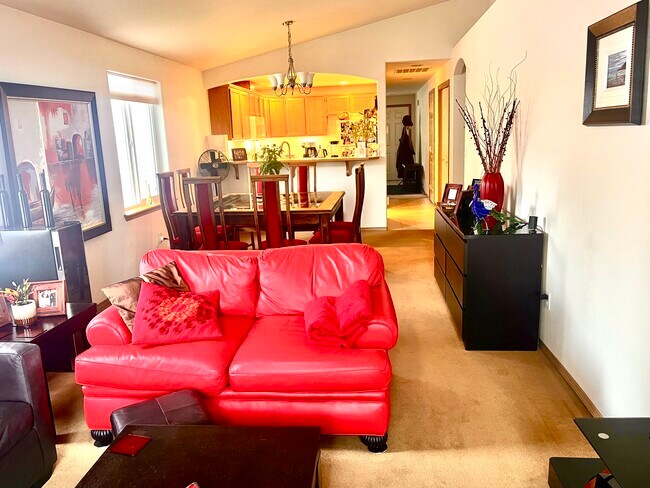 Lo más destacado de la propiedad: Un diseño interior espacioso con mucho espacio tanto para la sala de estar como para el comedor. - 4215 147th St SW