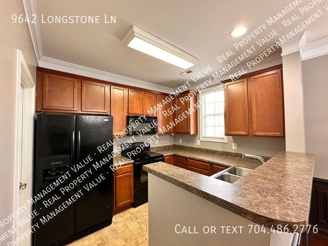 Building Photo - Townhouse in best school, shopping, and re...