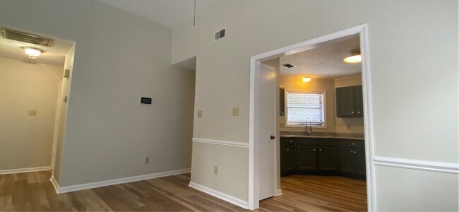 Building Photo - 3594 Torbay Dr