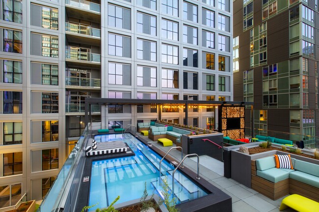 Rooftop hot tubs for relaxing evenings - Collective on 4th