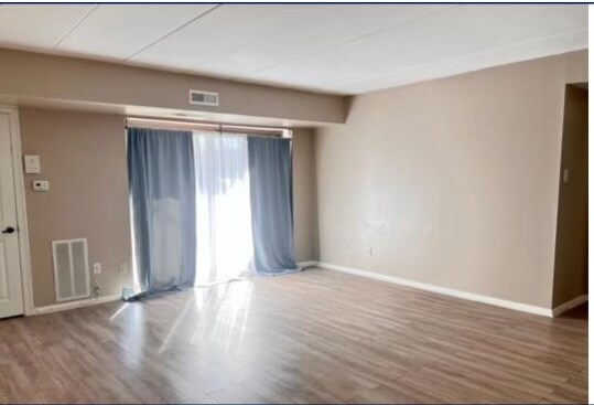 Foto del edificio - 279 E Village Rd