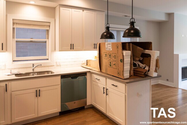 Foto del edificio - 2320 N Southport Ave