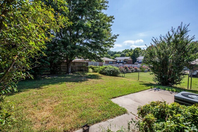 Building Photo - ***5905 B Sara Street***