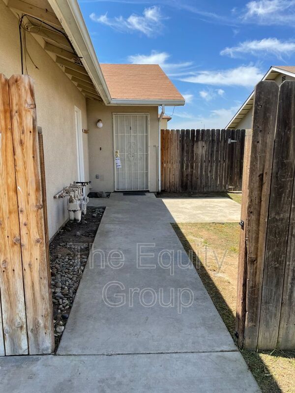 Primary Photo - 1025 N Wisconsin Way