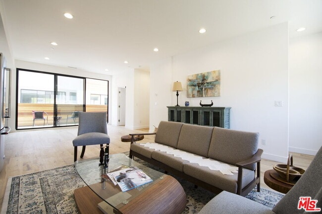 Building Photo - 860 S Wilton Pl